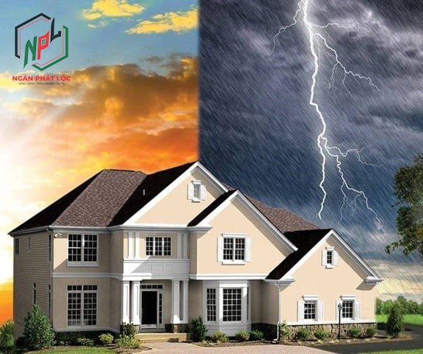 Tường ngoài trời thường chịu mưa tạt và nắng nóng, vì vậy cần đánh giá hiện trạng bề mặt trước khi chọn vật liệu.