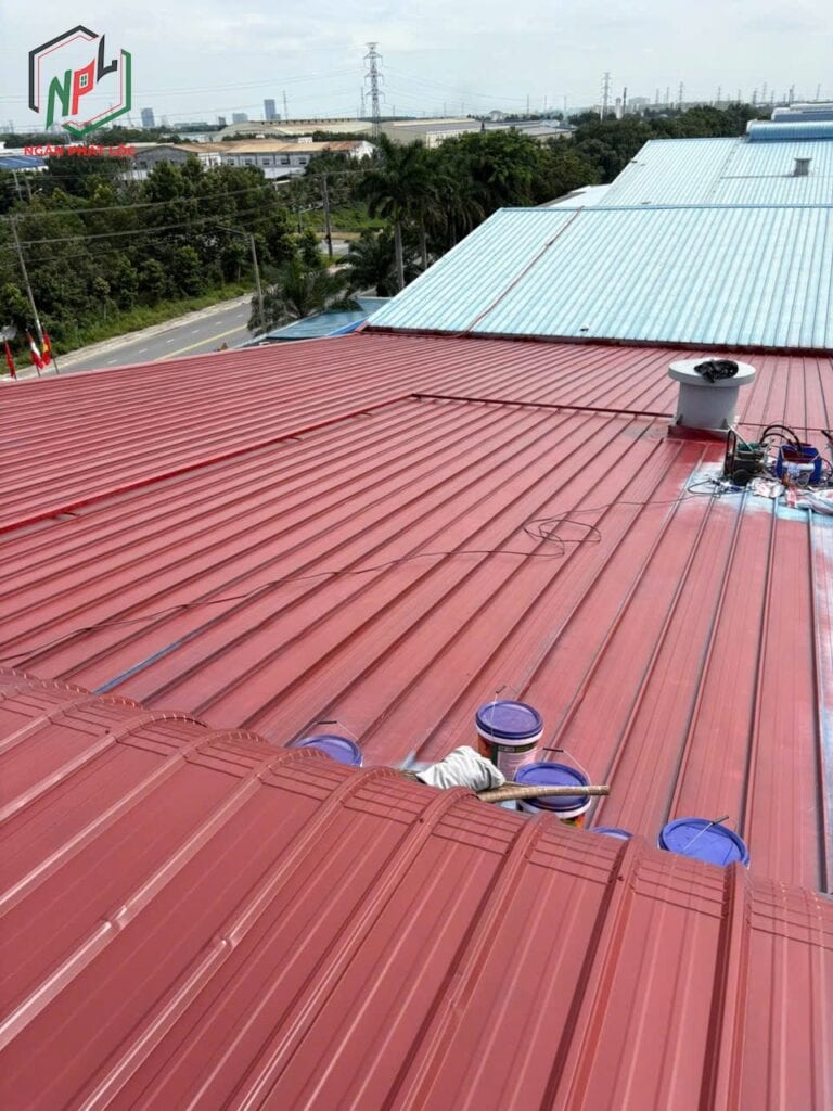 Sau khi phủ vật liệu, mái tôn cần đảm bảo lớp màng liên tục và không bỏ sót khu vực dễ thấm như mí nối, vít và cổ xuyên mái.