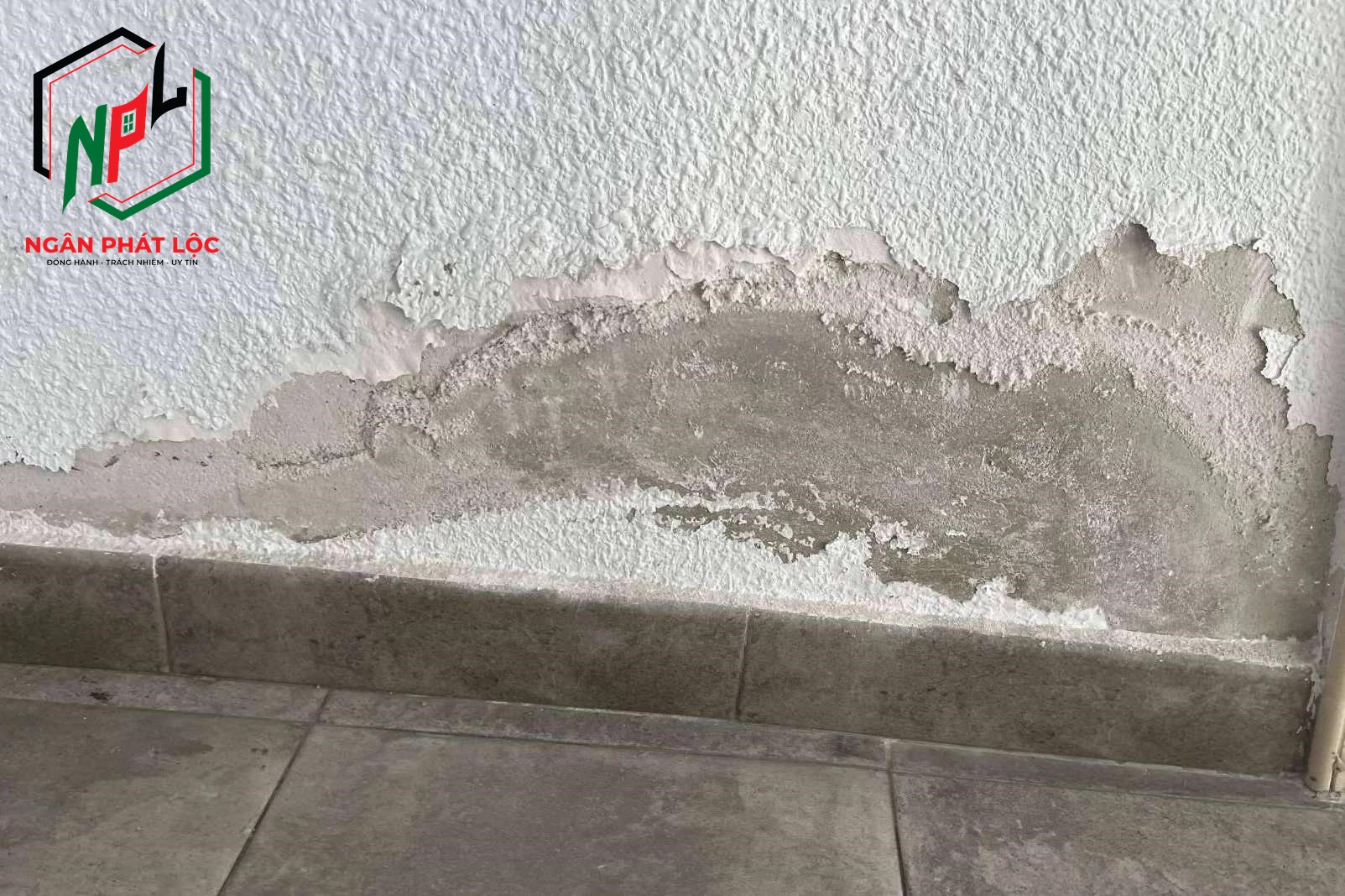khảo sát hiện trạng vị trí tường nhà bị thấm nước và cạo bỏ lớp sơn yếu