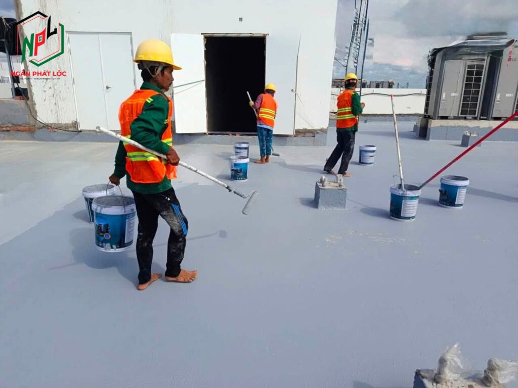 thi công lăn màng chống thấm Polyurethane lộ thiên Kovi PU Guard siêu đàn hồi cho sàn mái sân thượng