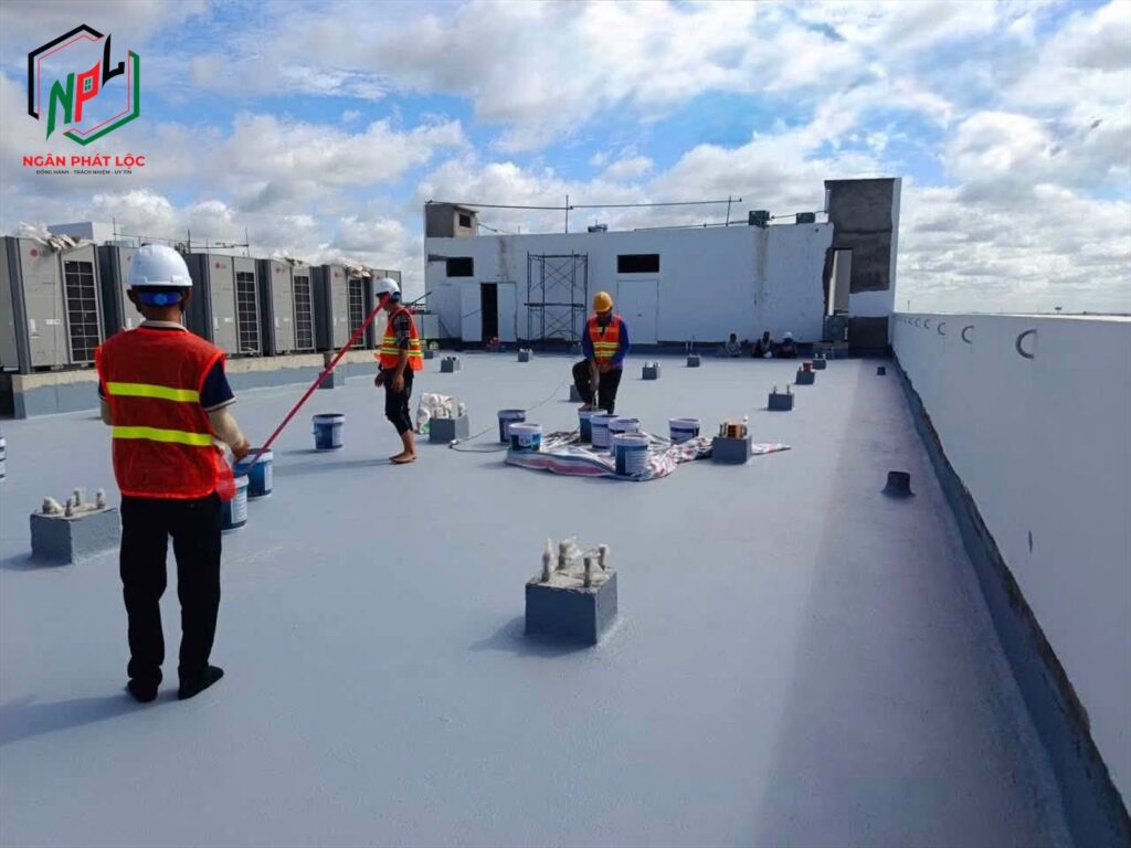 thợ thi công chuyên nghiệp lăn phủ màng chống thấm Polyurethane màu xám bóng cho sàn mái thương mại