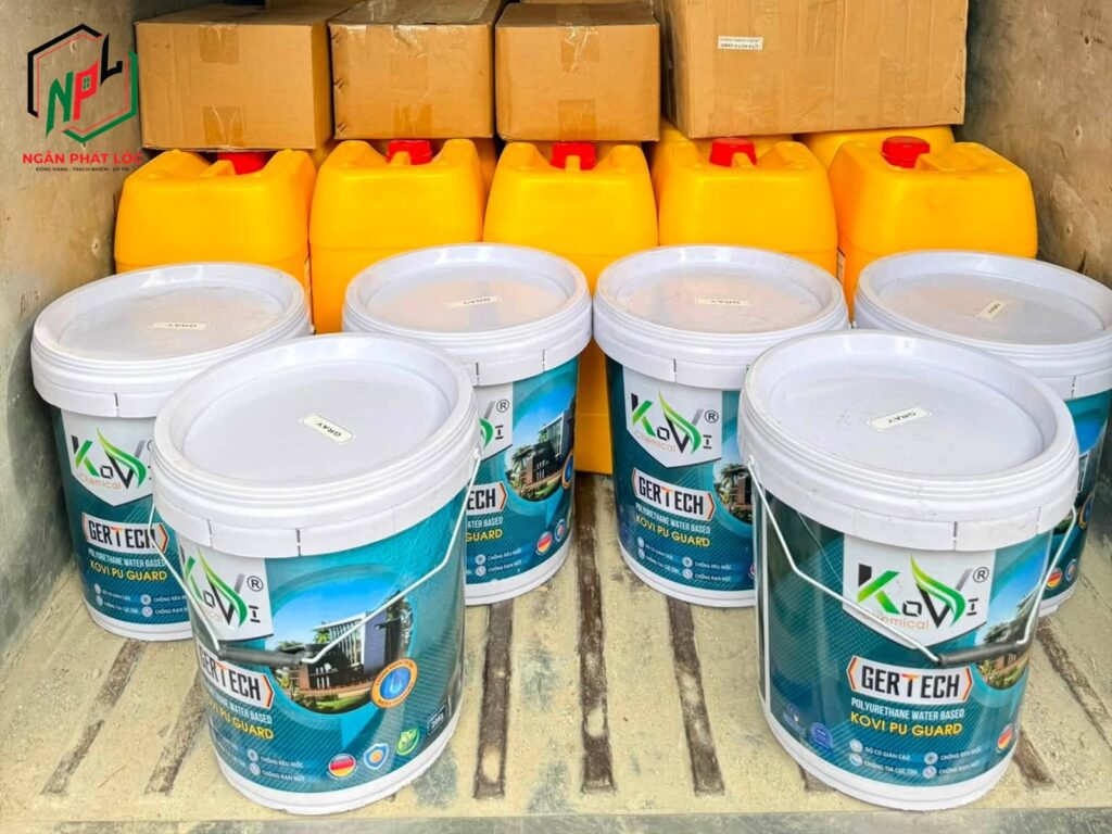 xe tải Ngân Phát Lộc vận chuyển vật liệu chống thấm ngược Kovi Crystal phụ gia Kovi Latex tận công trình