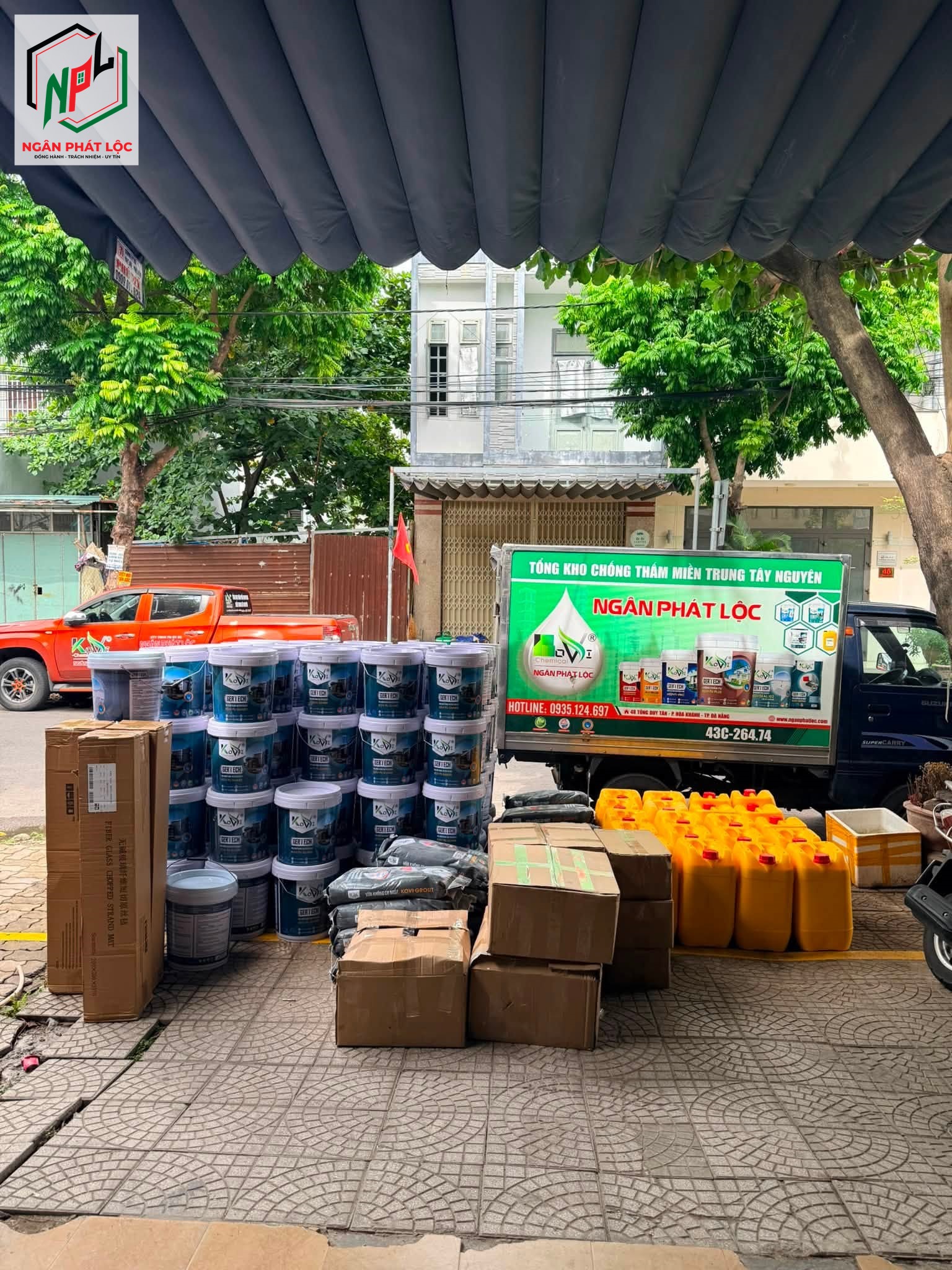 tổng kho hàng và xe giao hàng chống thấm ngân phát lộc đà nẵng