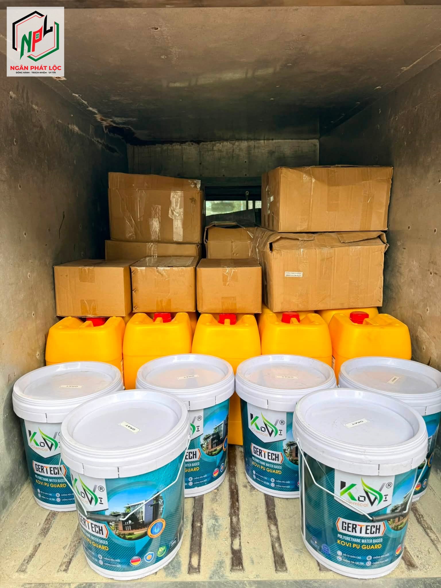 khoang chứa hàng xe tải vận chuyển sơn chống thấm hóa chất xây dựng ngân phát lộc
